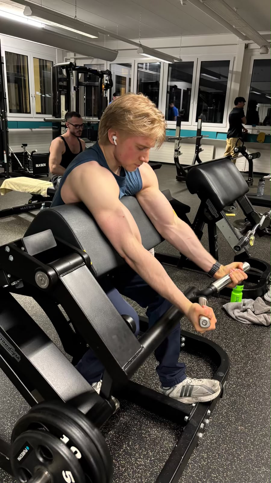 Amos beim Krafttraining