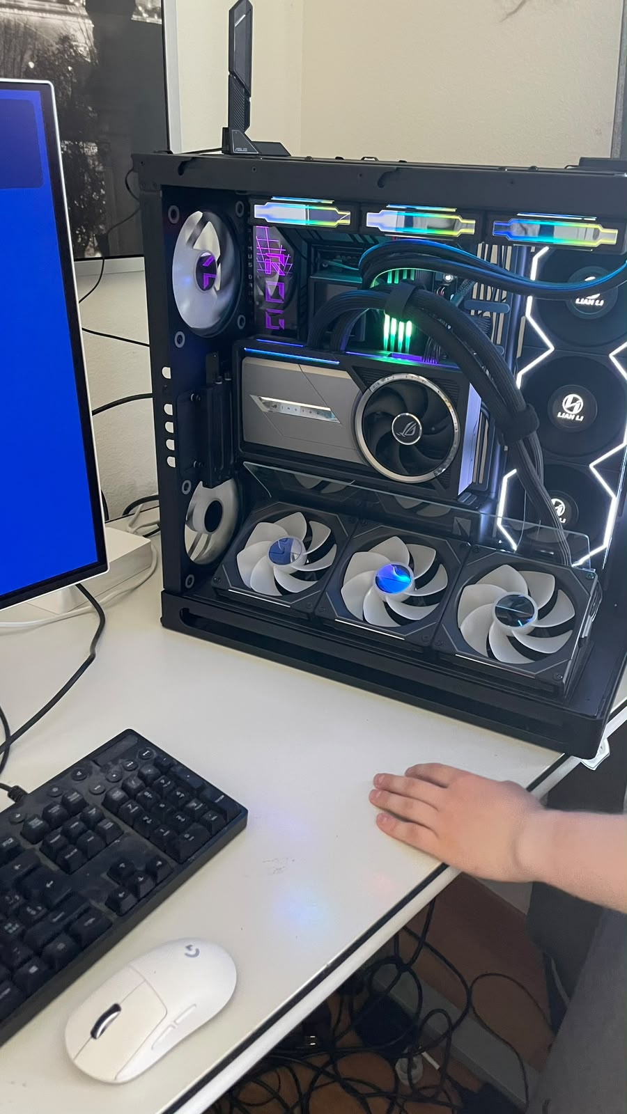 Ein geöffneter Computer mit beleuchteten Komponenten