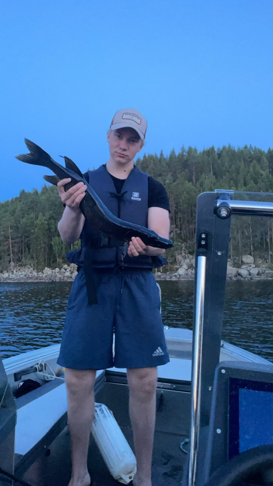 Amos mit einem Fisch auf einem Boot