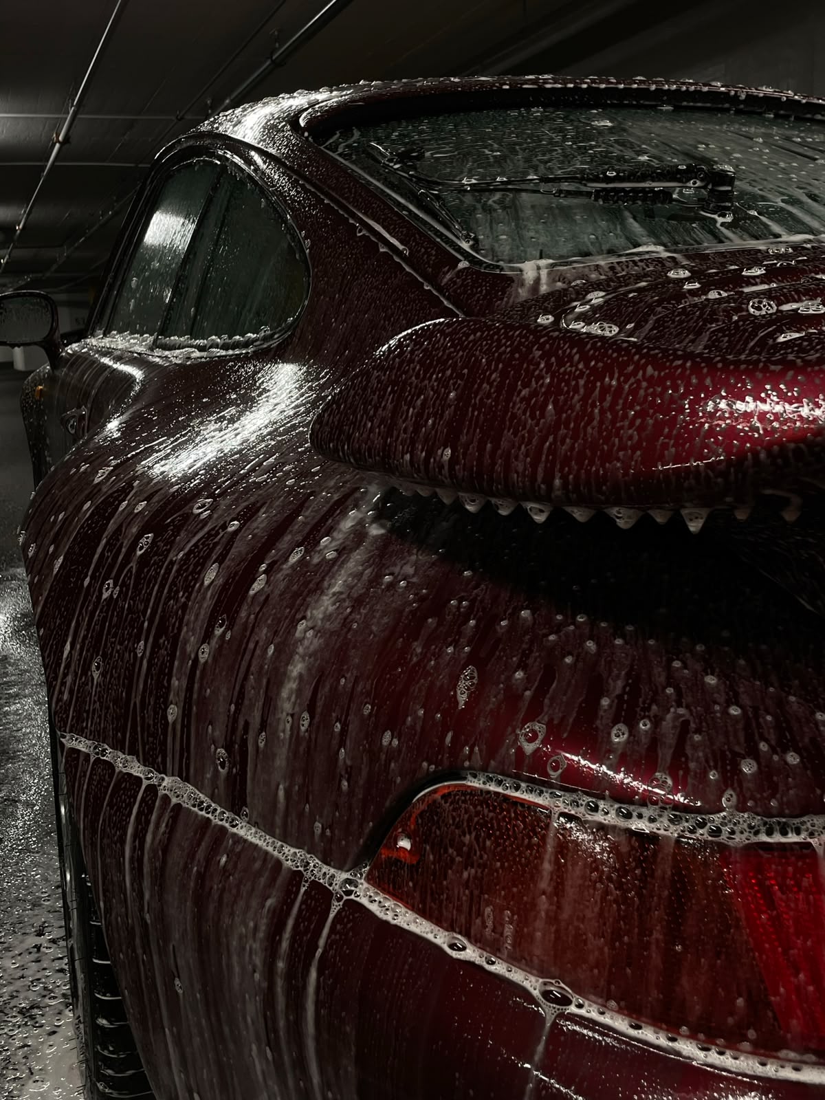 Ein rotes Auto beim Waschen