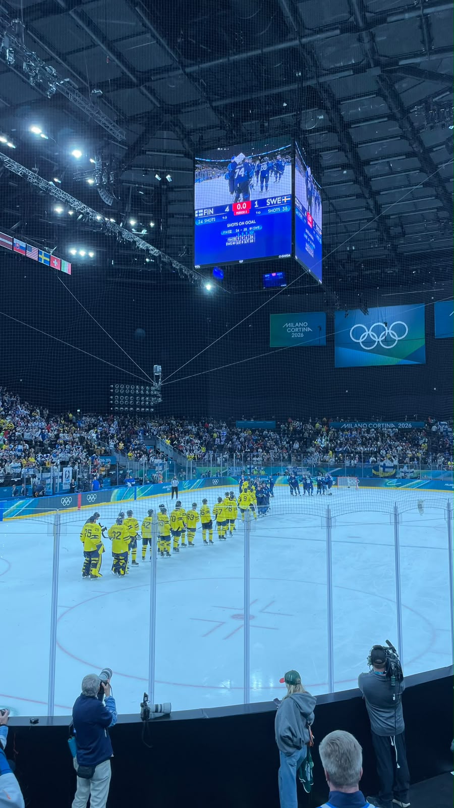 Eishockeymannschaften Finnlands und Schwedens auf dem Eis