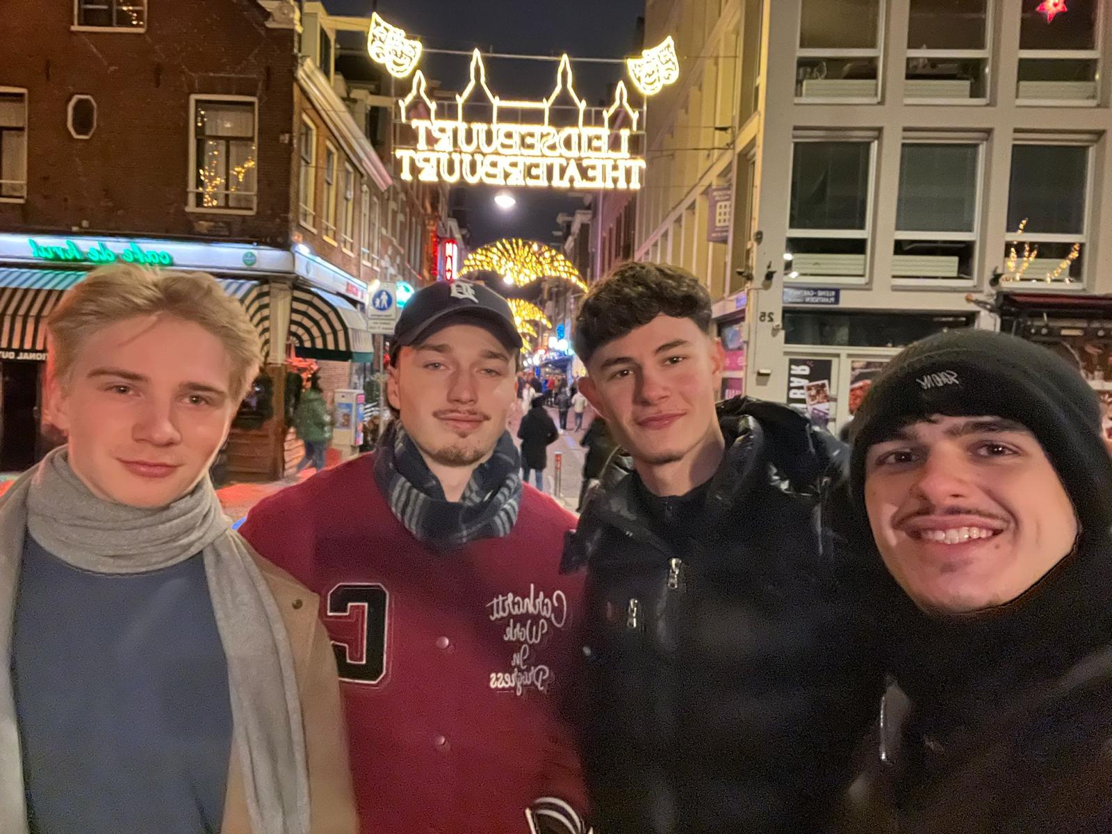 Amos mit drei Freunden am Abend in Amsterdam