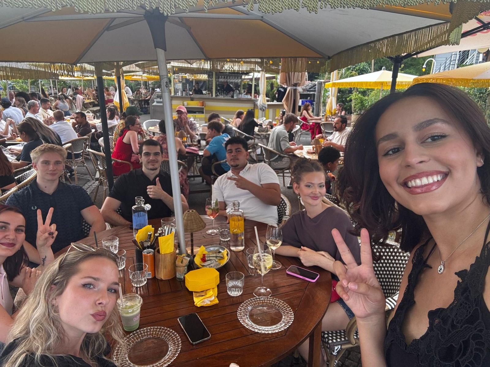 Amos mit Freunden an einem Tisch auf einer Restaurantterrasse